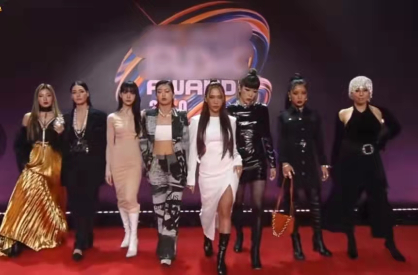 春晚|年末晚会变尴尬现场：座位插荧光棒充当观众，七大奖无人到场领取