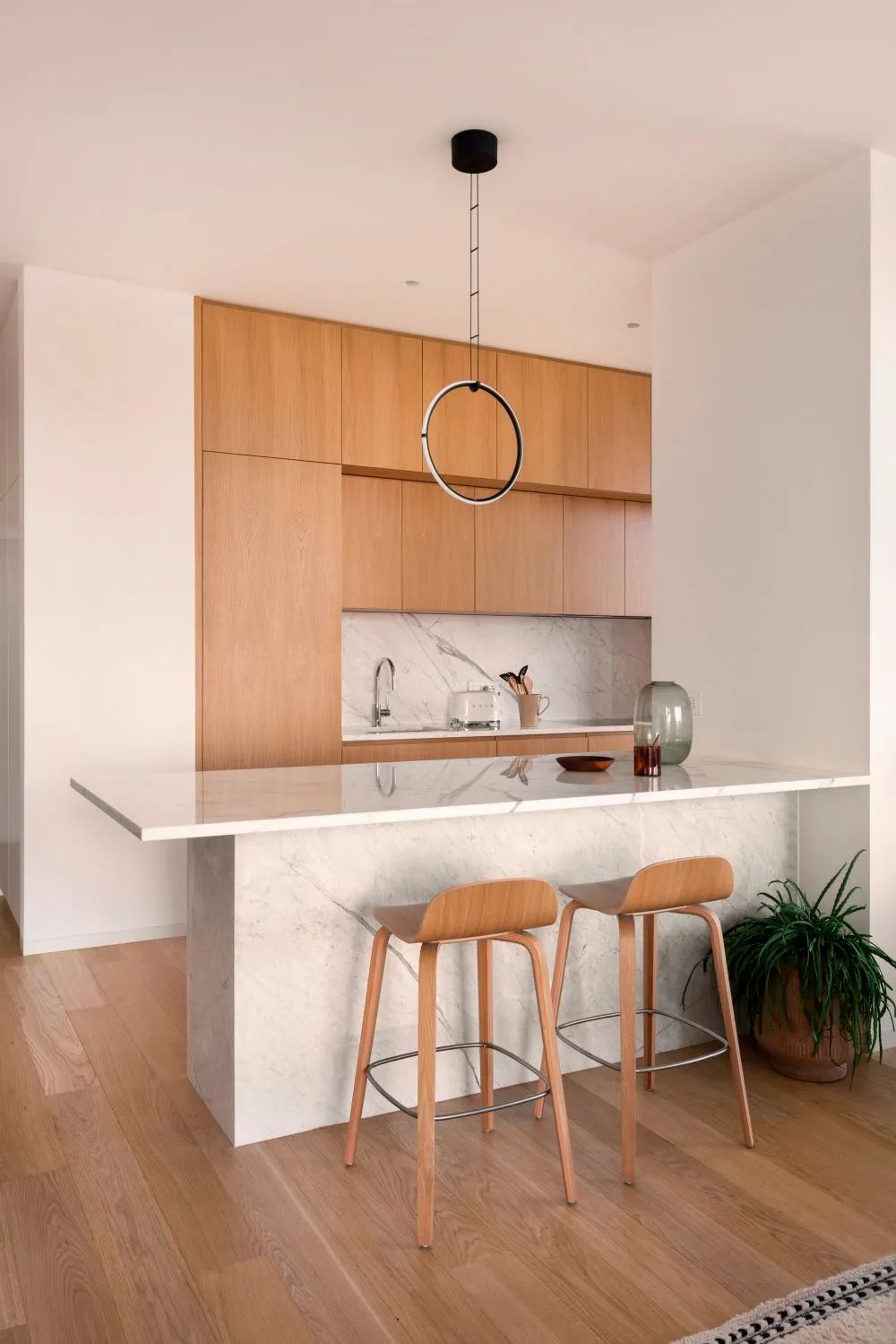 大阳台落地窗，270度俯瞰城市天际线，这套130平公寓太爽了