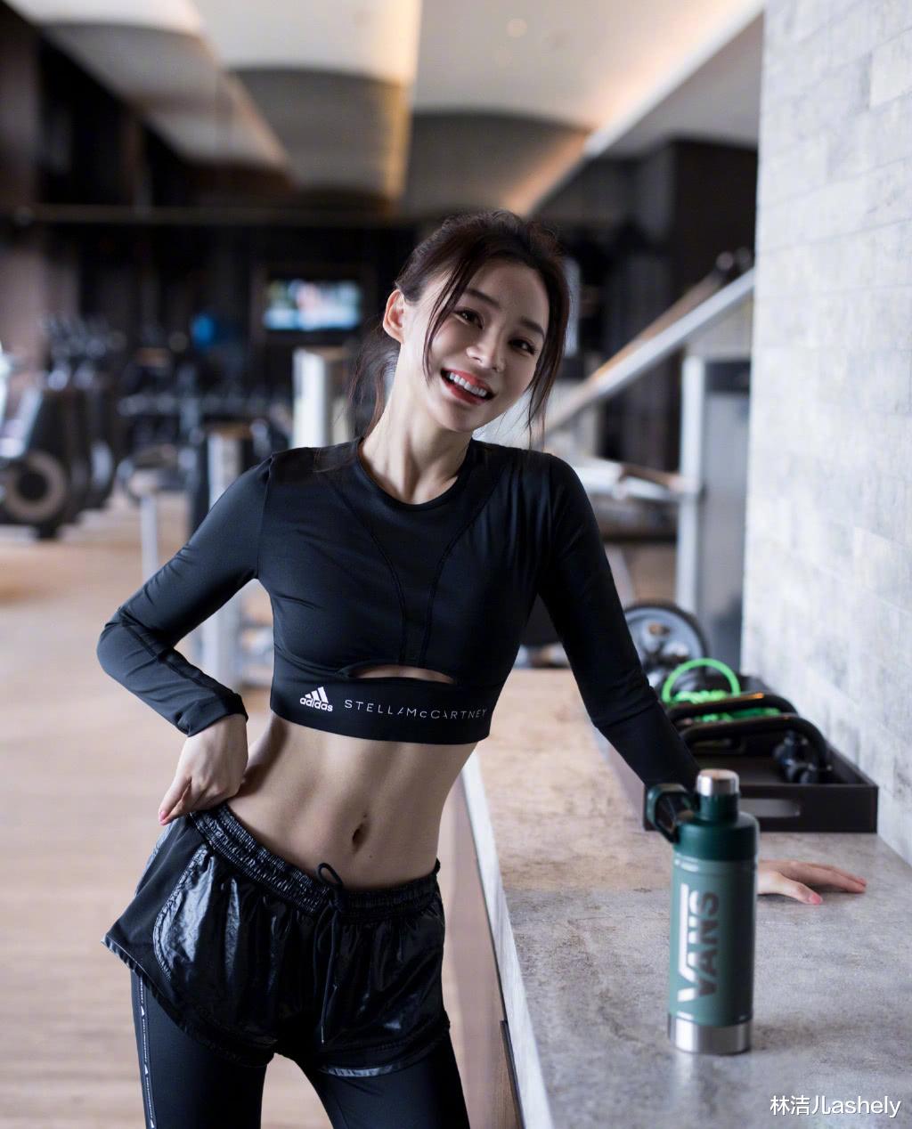 杨受成|杨幂的马甲线还要加油？她的身材才是宝藏，美腿、蚂蚁腰抢镜十足