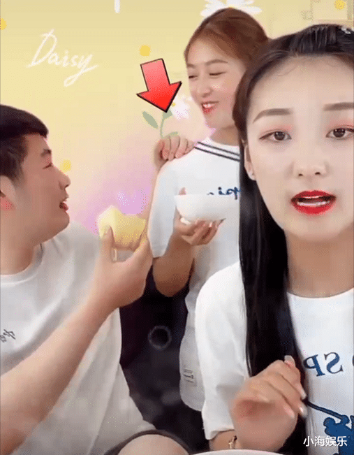 朱单伟|大衣哥儿子移情别恋？手搭在美女肩上热聊，网友：这俩才像一对