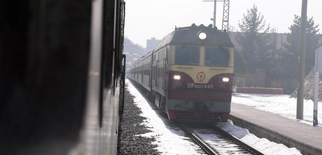 巴渝风景线 低至一元票价的慢火车,当地农民家养的鸡鸭猪,都能带上火车去