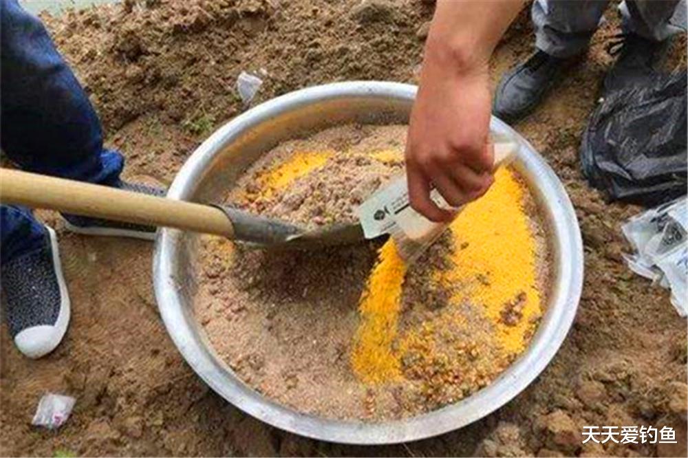 重庆|秋季钓鱼要用怪招，打窝聚鱼不走寻常路，收获才能比别人多！