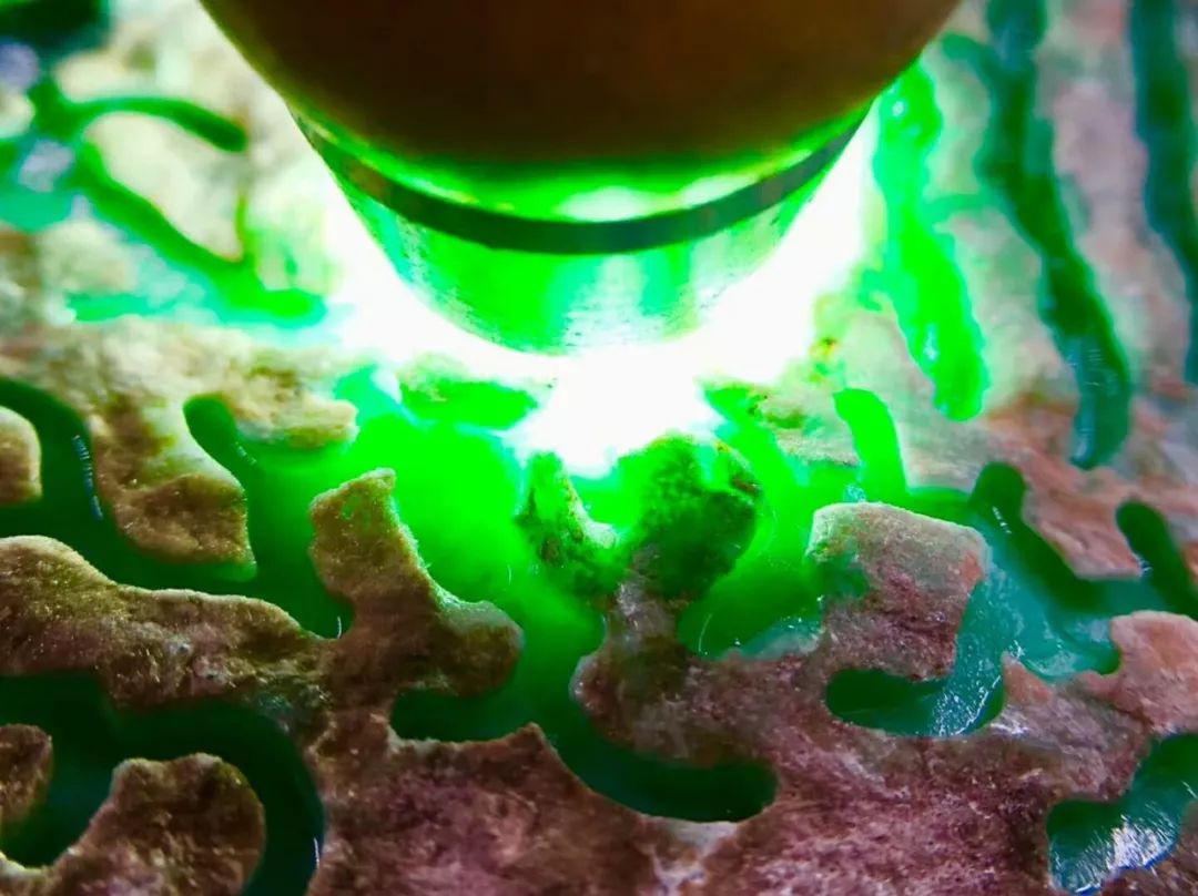 翡翠|一块14公斤红皮壳翡翠原石，一刀竟切出一箩筐百万手镯，无敌了！