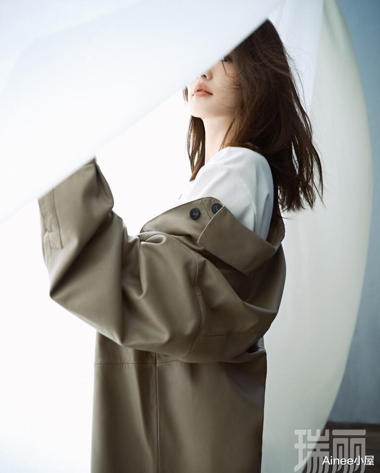 穿衣搭配|李沁虽然长得好似邻家妹妹，可穿衣真有范儿，牛仔套装复古而精致