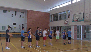 大城小乐故事 女生千万别在大风天穿裙子，很容易原形毕露的，长点心吧！哈哈哈哈