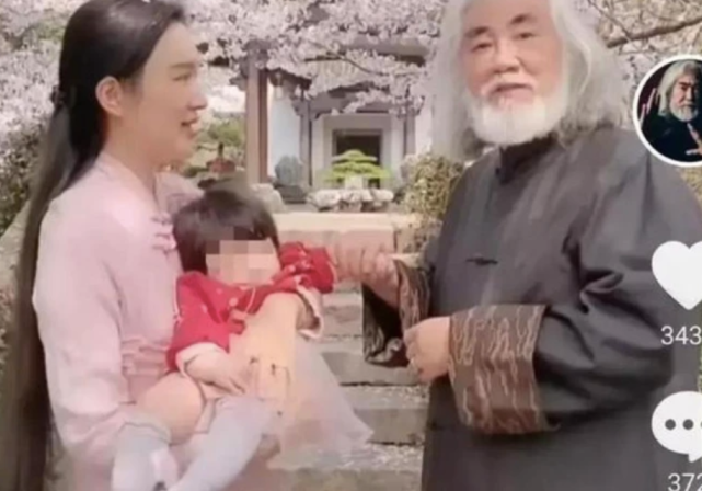 张纪中|张纪中娇妻又怀孕？一家出游小腹凸出明显，生活方式备受质疑