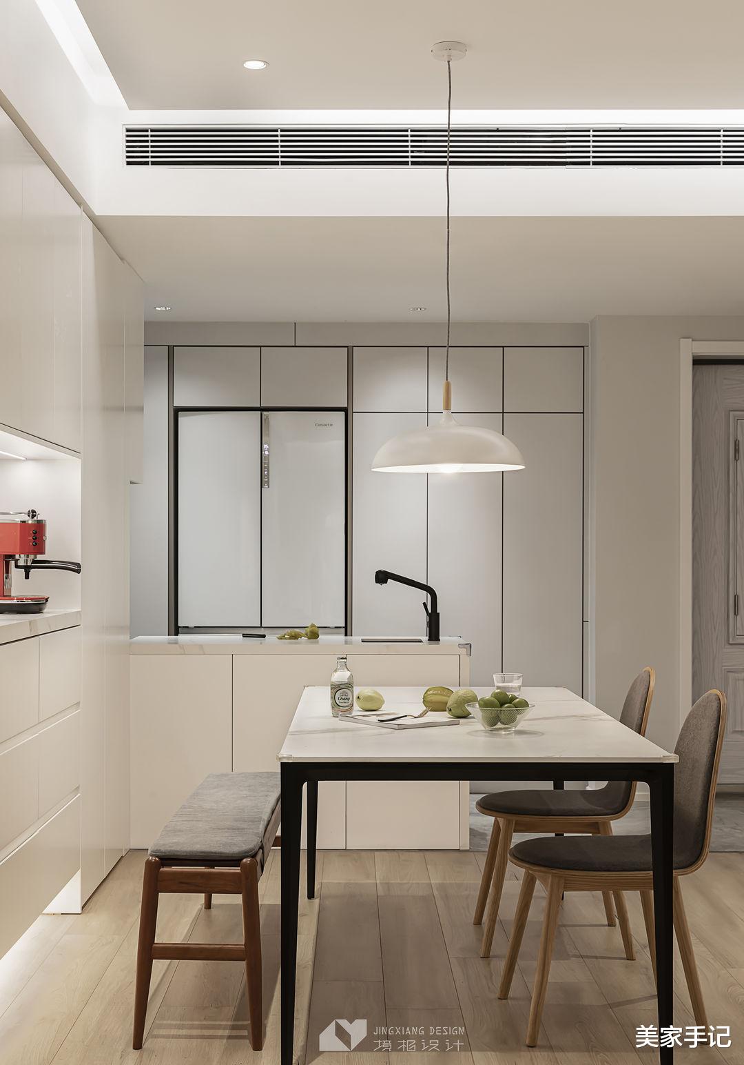 深圳夫妻136㎡的家,仅凭一个客厅就圈粉无数,不要电视墙太香了!