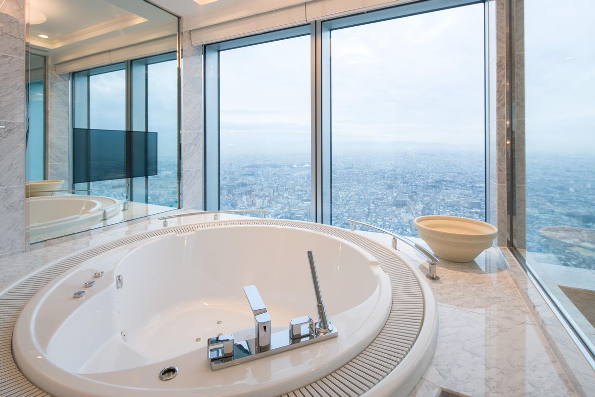 花几万块在阳台装全景窗，为何要单独开一扇小窗？总算明白了！