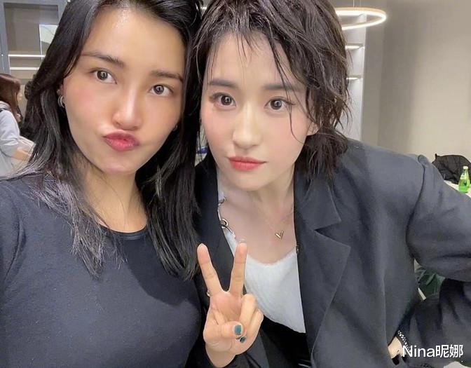 Nina昵娜|34岁刘亦菲这眼神太绝了，穿盔甲式西装配漆皮长靴，盖不住这锋芒