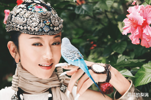 杨丽萍|杨丽萍一年保养指甲花18万，吃饭都要助理喂，金星用4个字评价她