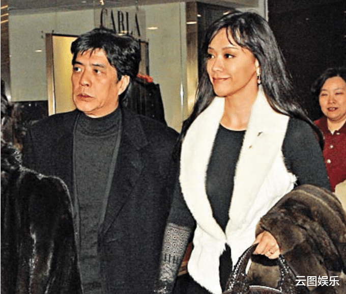 钱小豪|钱小豪前妻与儿子出席活动，51岁身材仍出众，罕谈大20岁富豪老公