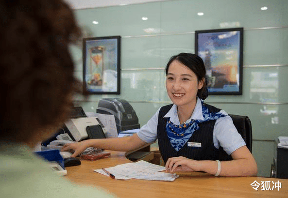 穿衣搭配|又一“正式编制”公开招聘，10万年薪无需加班，往届生报名更吃香