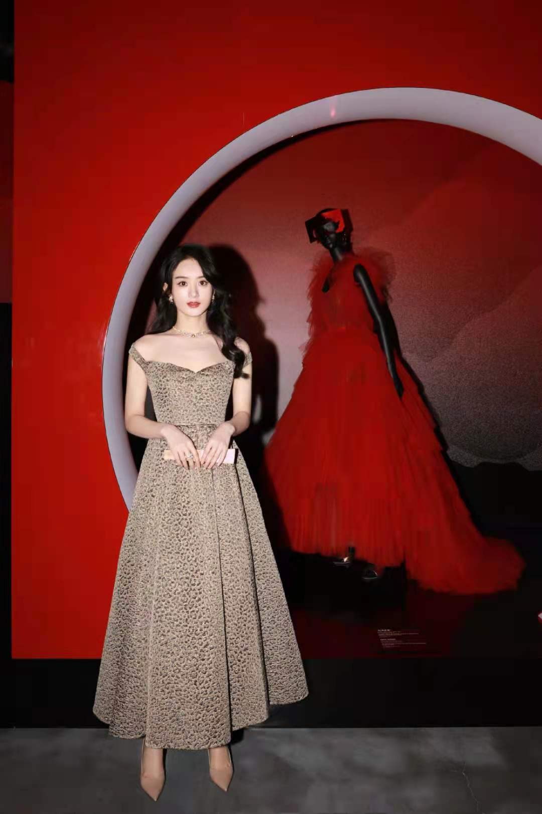 赵丽颖|赵丽颖蜕变成时尚女王！出演张杰MV女主角，穿百褶裙扮嫩美成校花