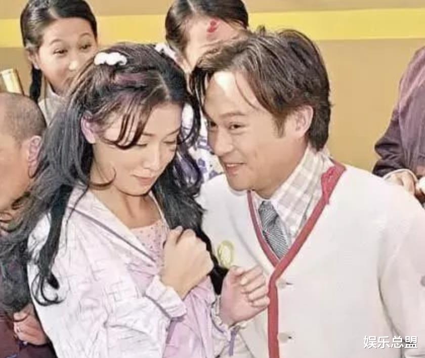 袁咏仪|袁咏仪张智霖相爱27年，恩爱“遮羞布”下，藏着不一样的花边新闻