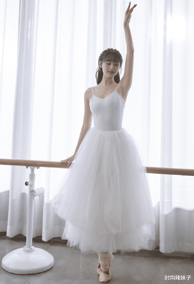 袁冰妍|袁冰妍模仿赵丽颖上瘾了？全新造型再撞衫，看着就像一个人