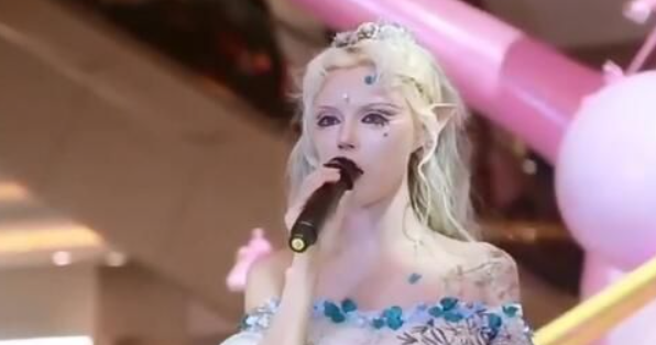 整容|“妈生脸”还是“整容脸”？芭比网红迪丽拉，吃饭却不敢张大嘴？