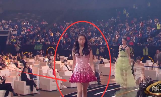 关晓彤|关晓彤是有多怕输？上台领奖别的女星都穿长裙，就她与众不同