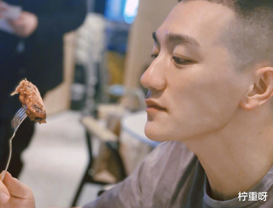 何捷|太甜了！张馨予晒何捷照片为老公庆生，兑现一年前的晒照承诺