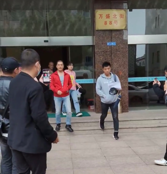 吕良伟|64岁吕良伟现身浙江金华，手插口袋神气十足，对拍摄者竖起大拇指