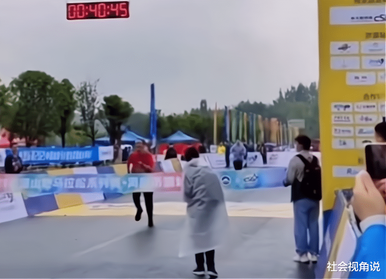 社会视角说 河南马拉松比赛因摄像没到位，冠军折返再撞线，成绩延迟10秒