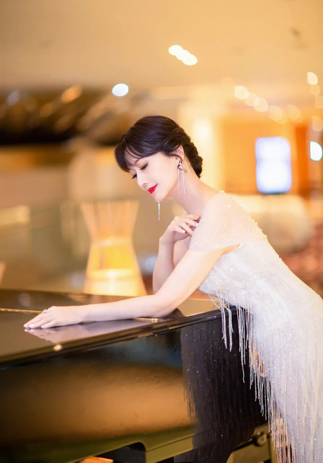 艾小羊|艾小羊:P图造假扮嫩!67岁做顶流,姐姐真敢!