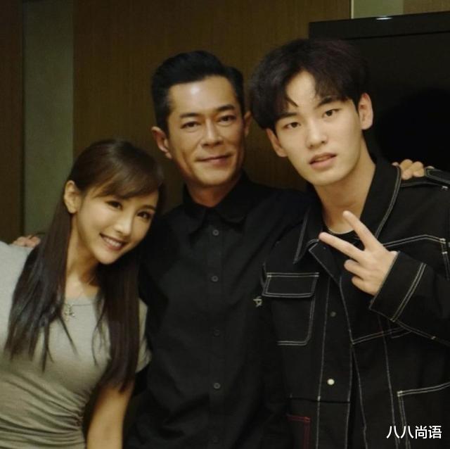 古天乐|古天乐提前庆生，陈静亲自为老板做蛋糕，两人合影时表现十分亲密