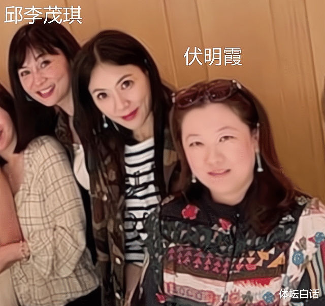 伏明霞|43岁伏明霞参加阔太聚会！衣着老气胖到没脖子，与69岁丈夫有仨娃