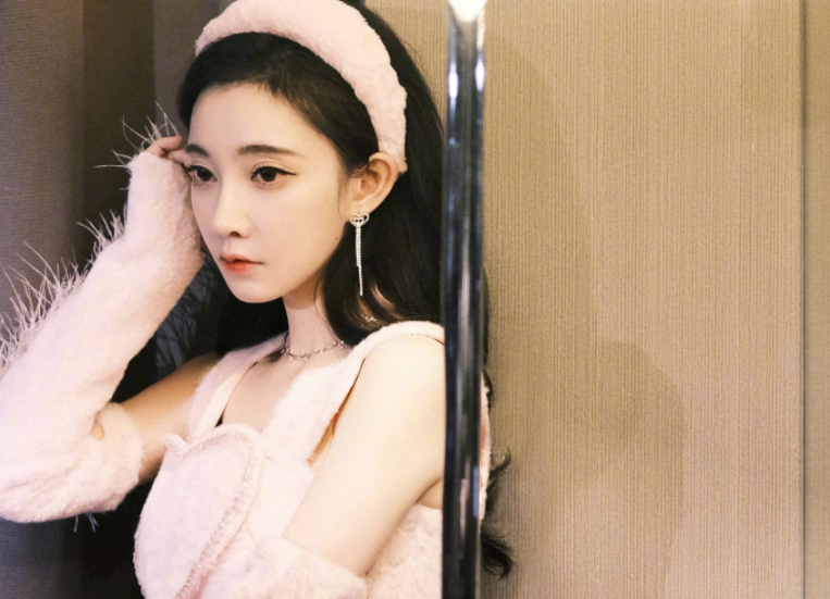 冯提莫|盐城签售会结束，冯提莫新专辑《自己》火爆畅销，果然是实力派