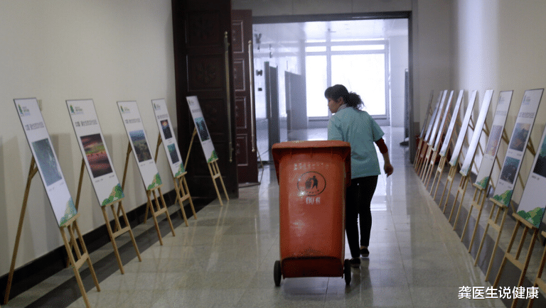 龚医生说健康|52岁大姐常吃“冰箱2食物”,甲状腺结节恶化,医生劝告:不要再贪吃