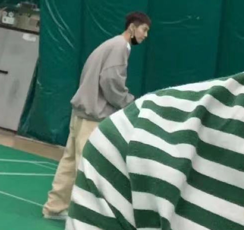 长津湖|鹿晗关晓彤打羽毛球被偶遇，鹿晗毫不遮挡露真容，高调约会秀恩爱