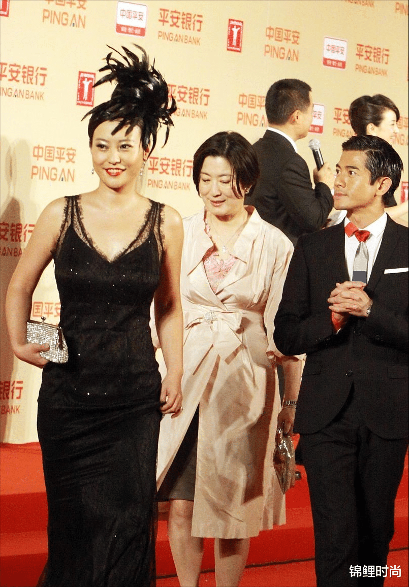 穿衣搭配|郝蕾真会博眼球,虽然穿蕾丝裙挺保守的,但头顶羽毛让人移不开眼