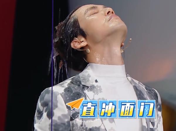 钟汉良|钟汉良被泼一脸水，露出46岁素颜不算啥，看到他的发际线懵了