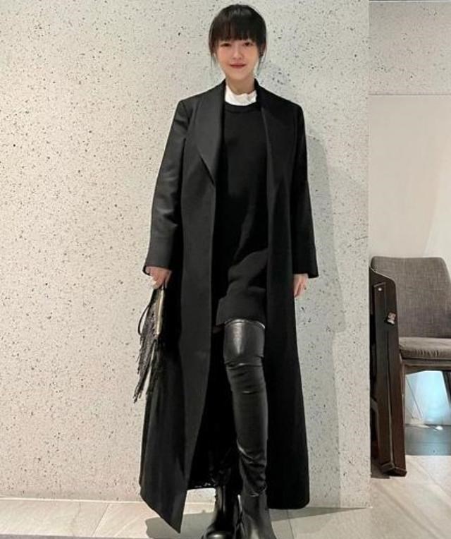 聚焦 大S瘦身后自信全回,剪齐刘海搭配黑色大衣,气质感完全不输当年