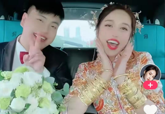 凯莉|21岁辛选网红主播大婚，百万级豪车成排，大钻戒黄金手镯抢眼