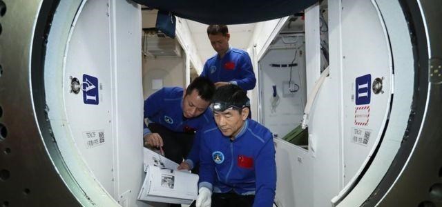 航天员 我国空间站航天员出舱，身穿的3000万元衣服，为啥无法带回地球？