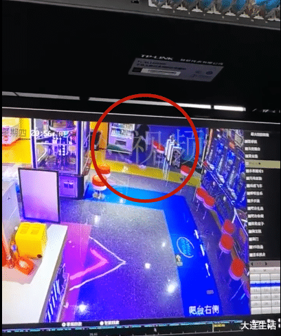 大连生活 大连一男子游戏厅内不玩游戏只闲逛 趁人不备10秒捡走手机