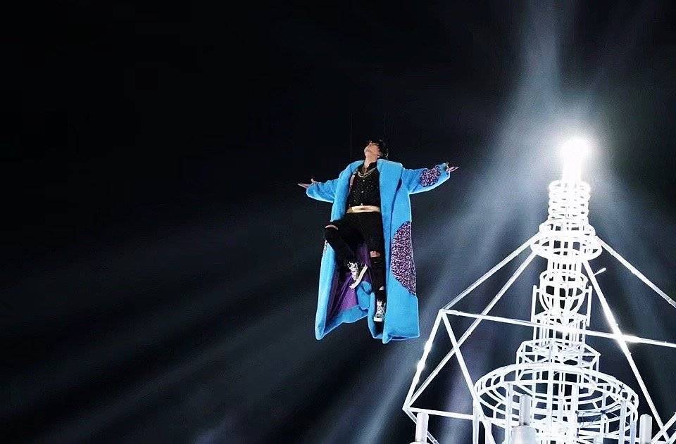 王一博|王一博一组吊威亚的图片少年