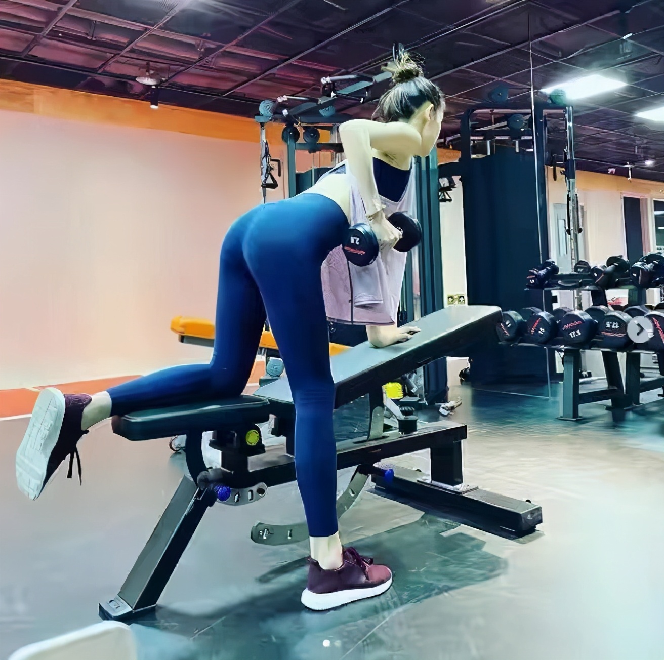 章泽天|章泽天晒素颜健身照！瘦成纸片人脸蜡黄，前似“太平公主”臀很翘，太上头