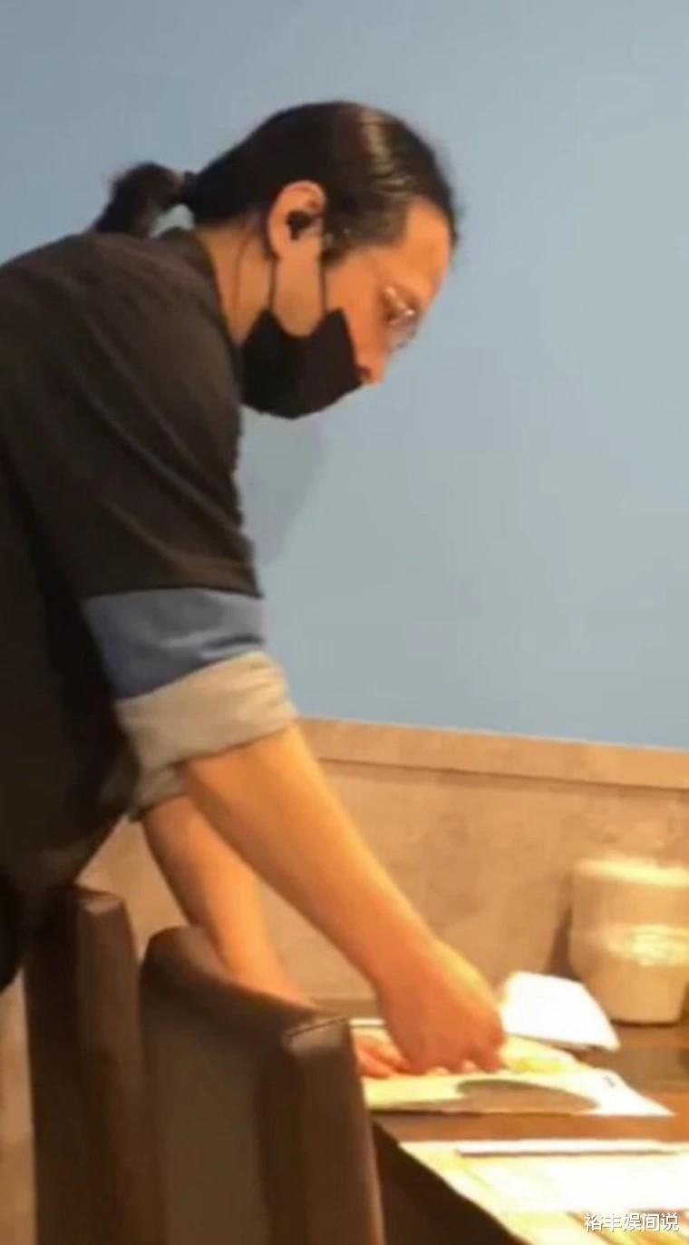 范植伟|王心凌前男友范植伟近况凄惨！沦为火锅店服务员，月薪不到7000