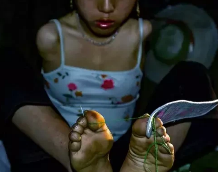 兜妈爱叨叨|“无臂妈妈”喂奶照感动网友,用双腿养活孩子,画面看着就心疼