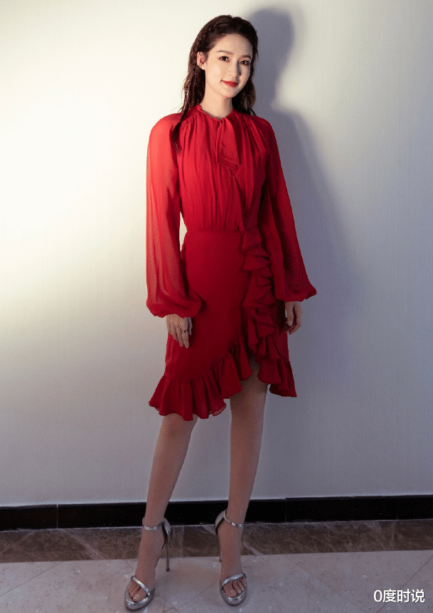 李沁|李沁首次尝试“液体裙”，全程身材秀出，男粉都看红脸