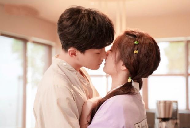 戚砚笛|范世錡戚砚笛亲得死去活来,谁注意手放的位置?一看就是真情侣