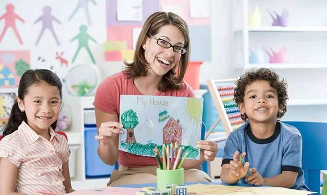 Angelababy|幼师因高颜值走红，身材姣好撞脸杨颖，网友笑称爸爸抢着接孩子