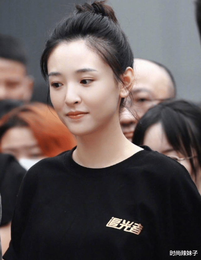 时尚辣妹子|吴倩新剧开机露面，纯素颜暴露真实容颜状态，这谁认得出