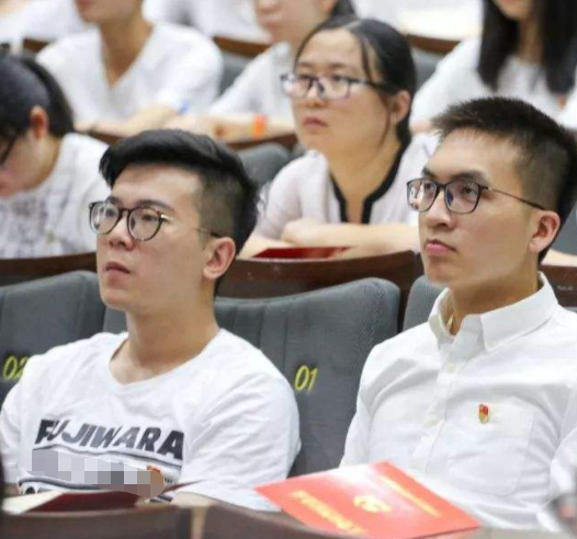 文职|军队文职大规模招聘，六险二金待遇好，这类考生更容易上岸