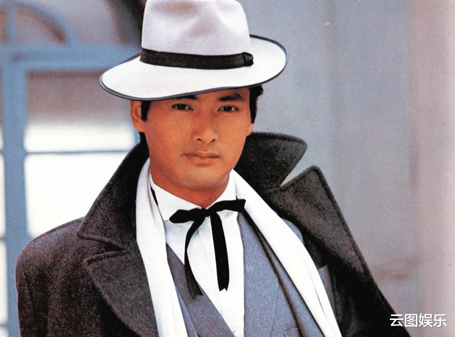 周润发|周润发现身菜市场，被曝经常率领众艺人在此聚餐，黄日华也有同行