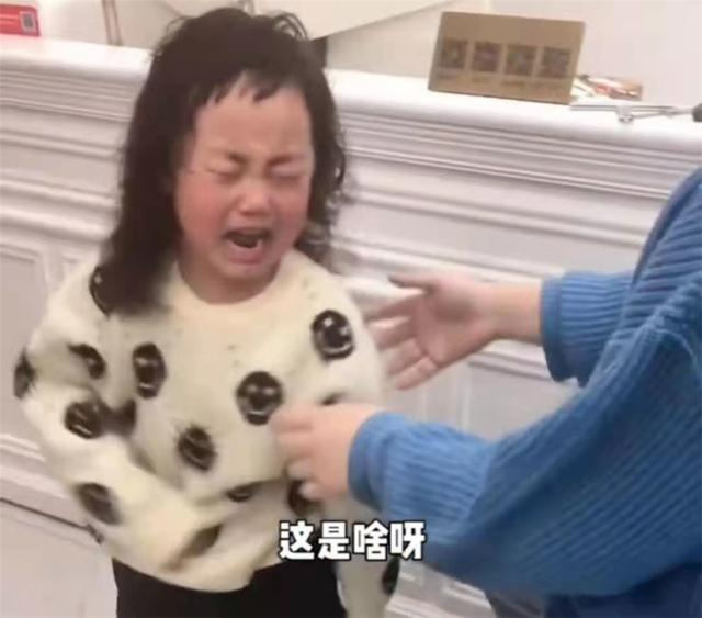 女孩|理发师爸爸给女儿烫头,烫完直接变“奶奶”,网友:果然是免费的