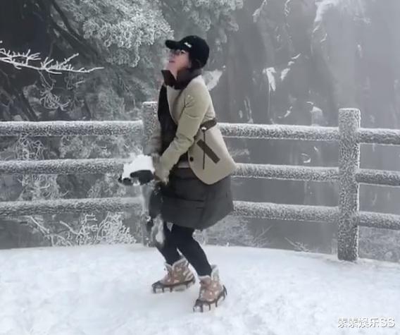 刘嘉玲|刘嘉玲在黄山雪地里跳舞，捧着雪抛向空中，开心得像个孩子
