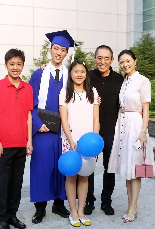 陈婷|张艺谋一家雪地畅游，陈婷穿粉羽绒显年轻，儿子颜值高女儿显黑