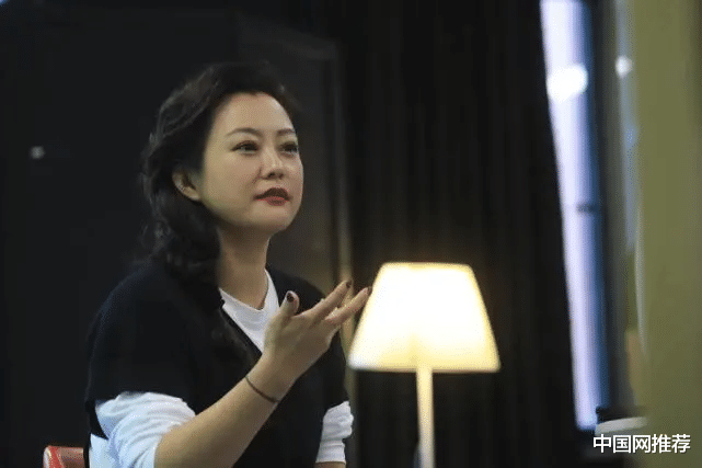 高圆圆|42岁郝蕾升级成为电影学院表演系主任,举手投足间尽显气质